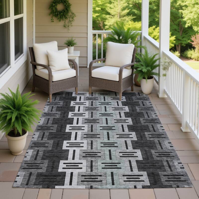 Machine Washable Indoor/ Outdoor Modern Wamego Chantille Rug