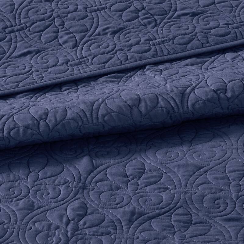 Madison Park Mansfield Reversible Oversized 3-piece Solid Texture Bedspread Quilt Set with Matching Shams