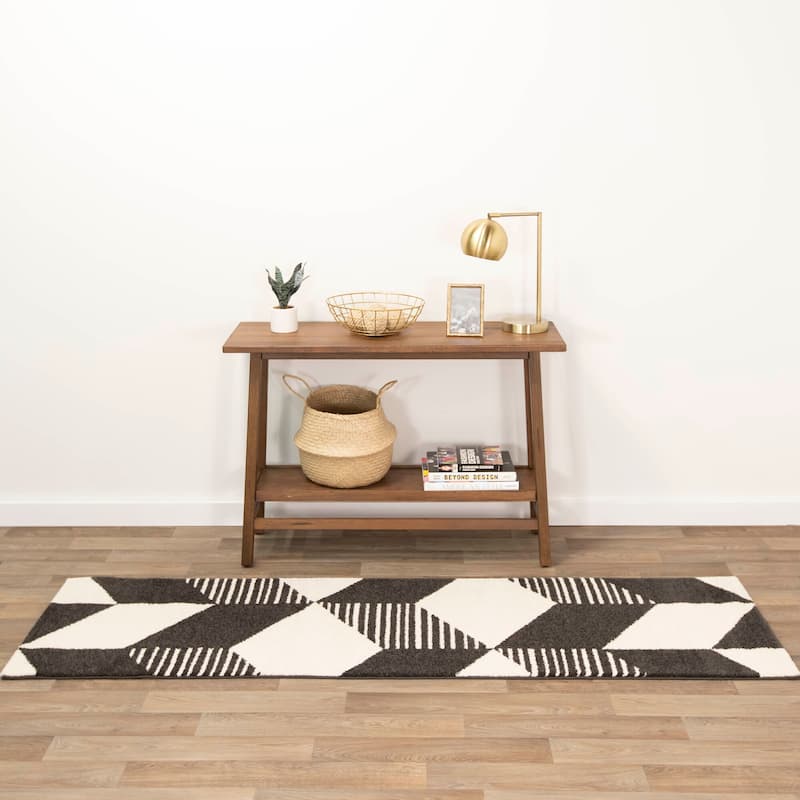 Carson Carrington Iskallebol Geometric Area Rug