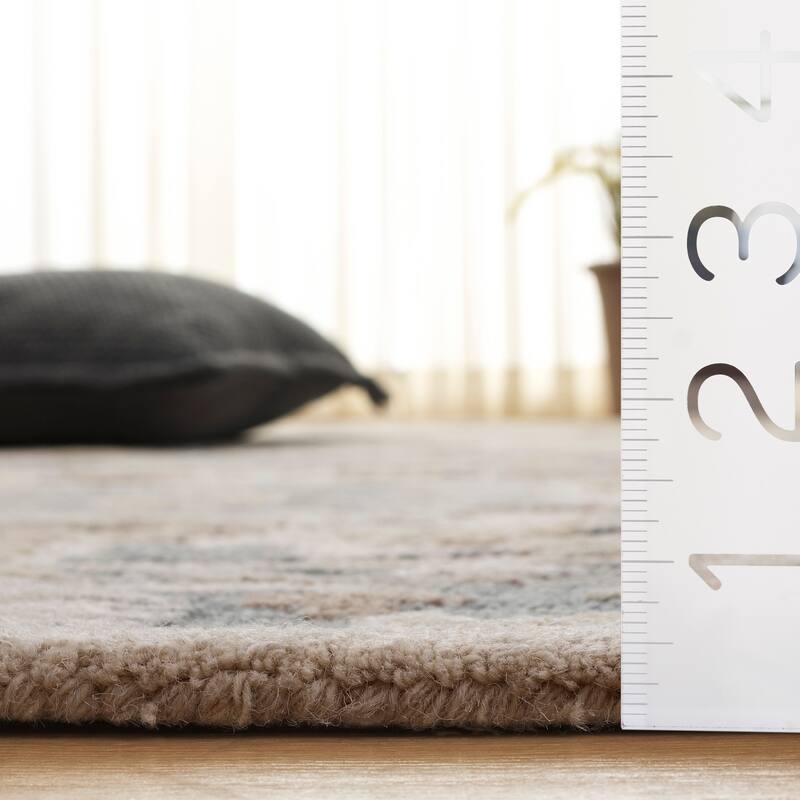 SAFAVIEH Handmade Ebony Viktorya Wool Rug