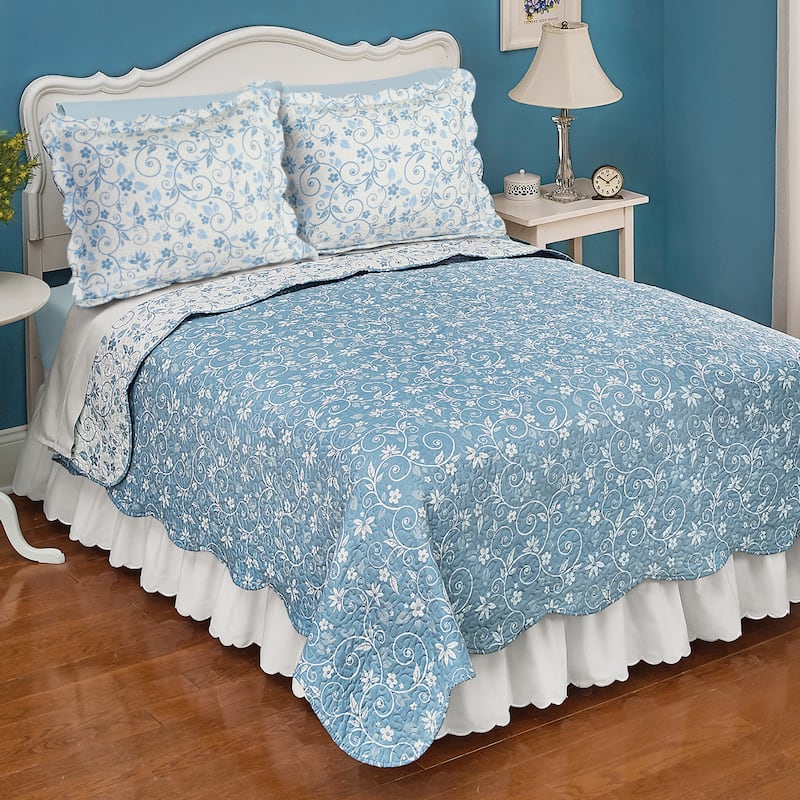 Reversible Floral Quilt with Scalloped Edges