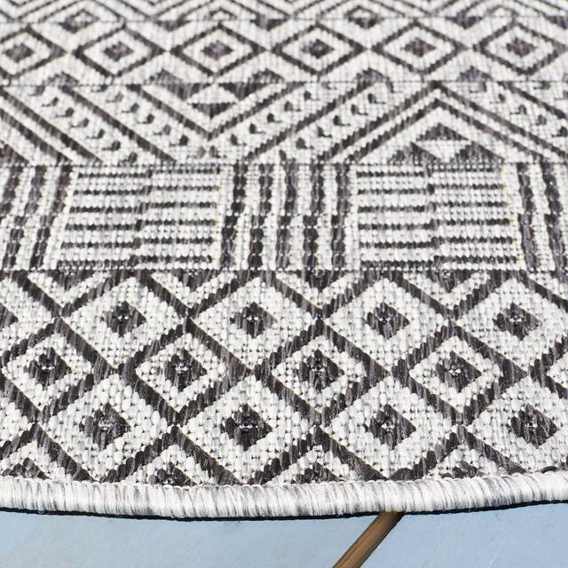 SAFAVIEH Courtyard Terezija Indoor/ Outdoor Waterproof Patio Backyard Rug