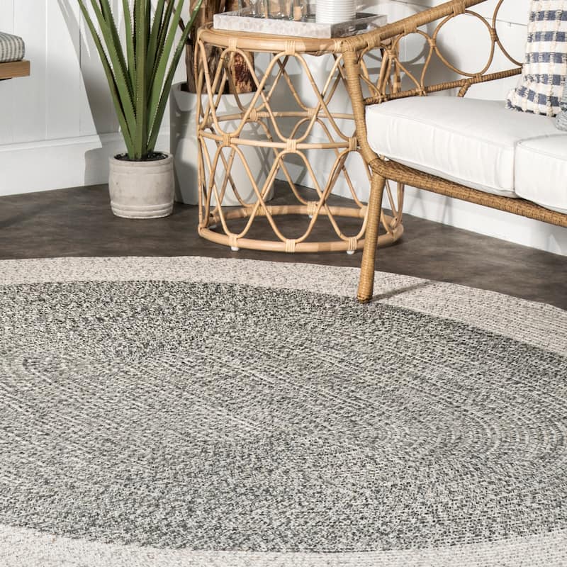 Nuloom Solid Border Indoor/Outdoor Hand-braided Area Rug