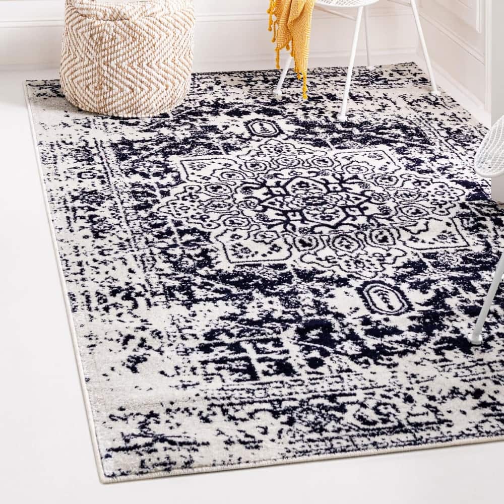 Traditional Brenda Collection Area Rug