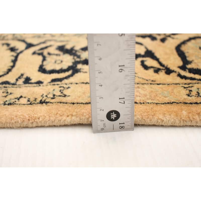 Hand-knotted Pako Persian Beige Wool Rug - 4'0 x 6'1/4'0" x 6'1"