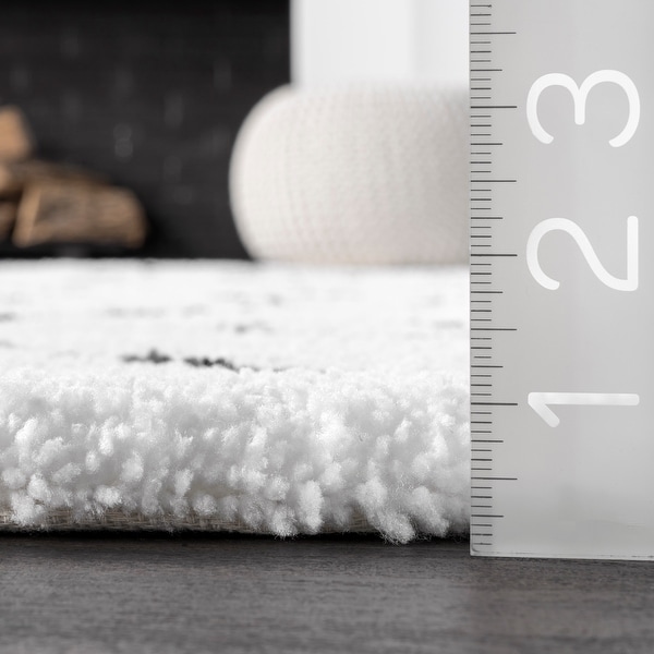 nuLOOM White Handmade Soft and Plush Diamond Lattice Shag Area Rug