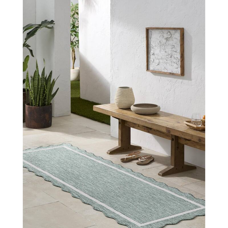 Livabliss Miami Beach Traditional Indoor / Outdoor Area Rug