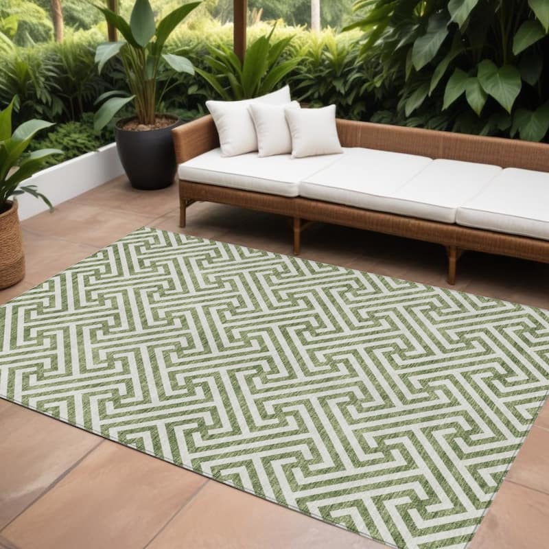 HomeRoots Geometric Transitional Rectangle Outdoor Rug - 9' X 12'