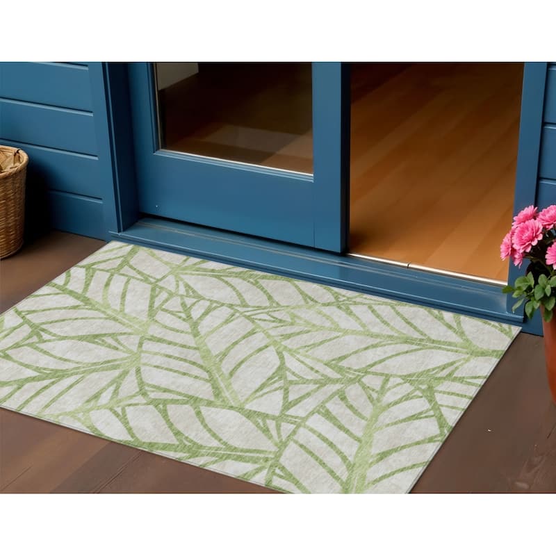 HomeRoots Floral Transitional Rectangle Outdoor Rug - 3' x 5'