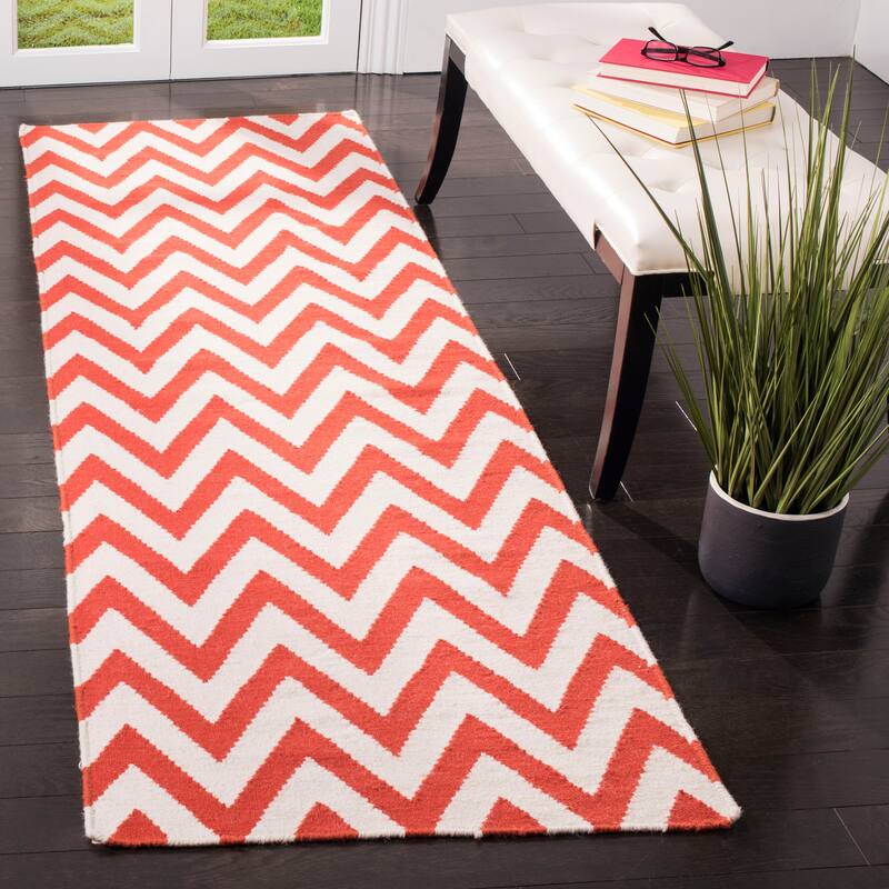 SAFAVIEH Handmade Flatweave Dhurries Naira Modern Wool Rug - 2'6" x 8' Runner - Red/Ivory