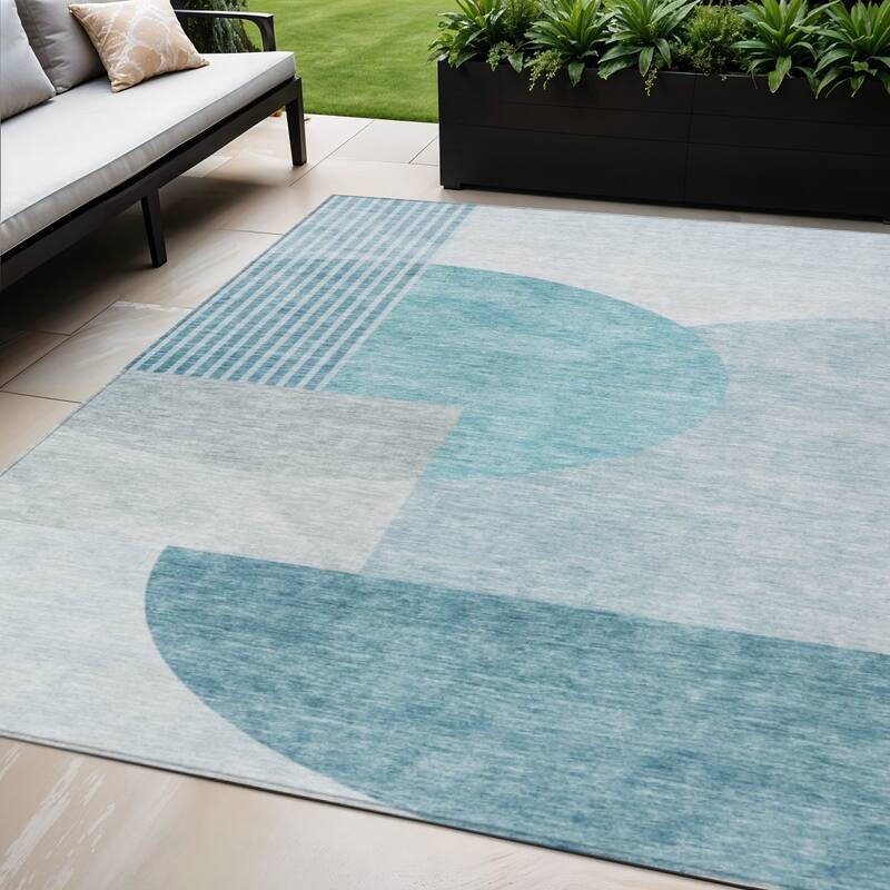 HomeRoots Geometric Transitional Rectangle Outdoor Rug - 5' X 8'