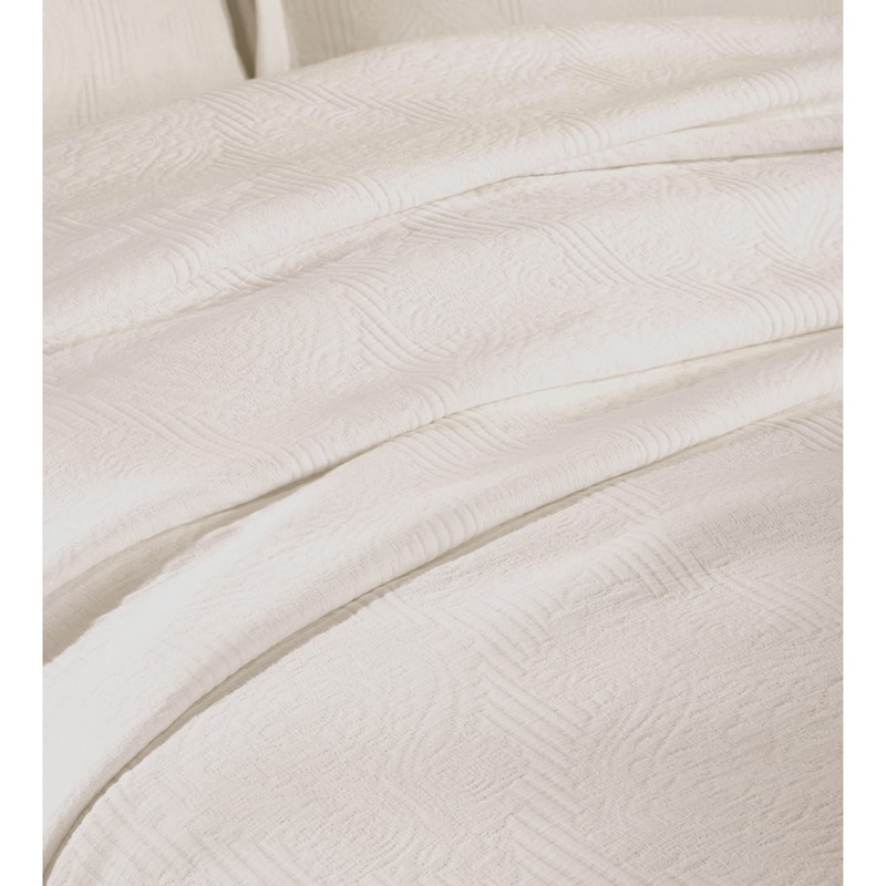 Blue Nile Mills Oversized 100% Cotton Matelasse Medallion 3-Piece Bedspread Set