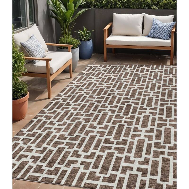 HomeRoots Geometric Transitional Rectangle Outdoor Rug - 5' X 8'