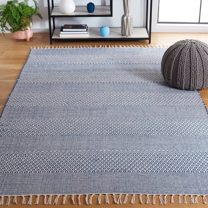 SAFAVIEH Handmade Montauk Alden Flatweave Cotton Fringe Rug - 5' x 8' - Ivory/Navy