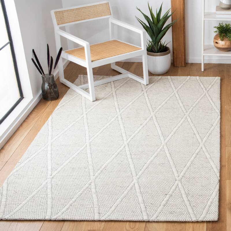 SAFAVIEH Handmade Marbella Dore Wool Rug - 4' x 6' - Ivory
