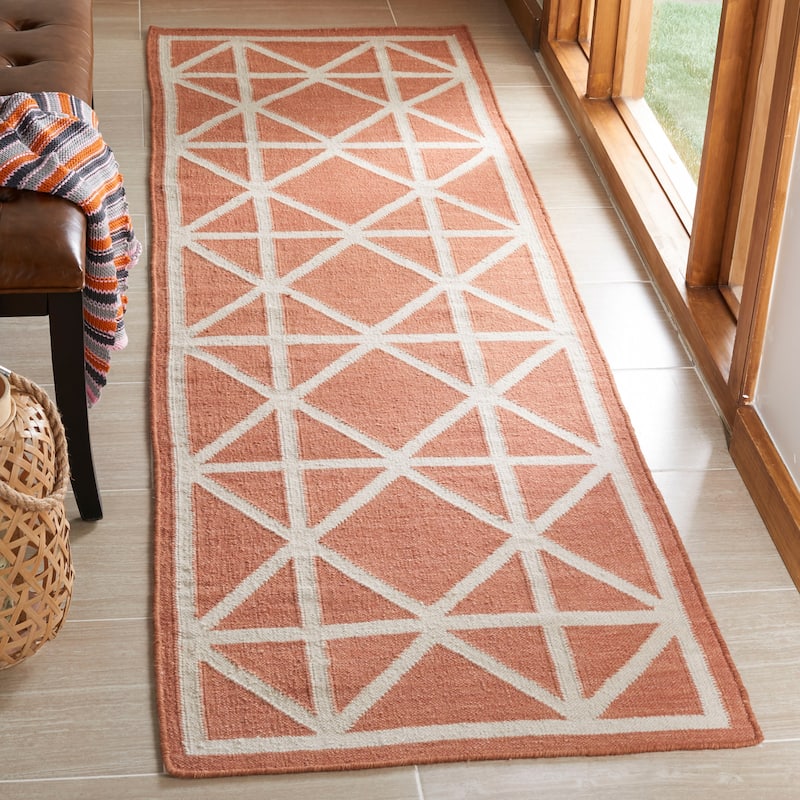 SAFAVIEH Handmade Flatweave Dhurries Vistina Modern Moroccan Wool Rug - 2'6" x 8' Runner - Red/Ivory