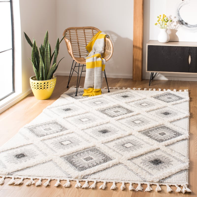 SAFAVIEH Moroccan Tassel Shag Zheljazka 2-inch Thick Rug - 5'3" x 7'6" - Ivory/Grey