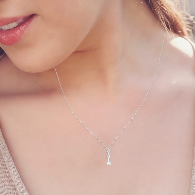 Marquee 10k White Gold 1/2ct TDW Diamond Graduated 3-stone Drop Pendant