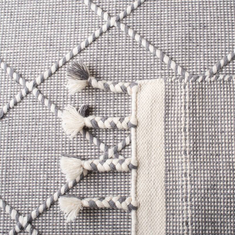 SAFAVIEH Handmade Casablanca Caty Moroccan Wool Tassel Rug