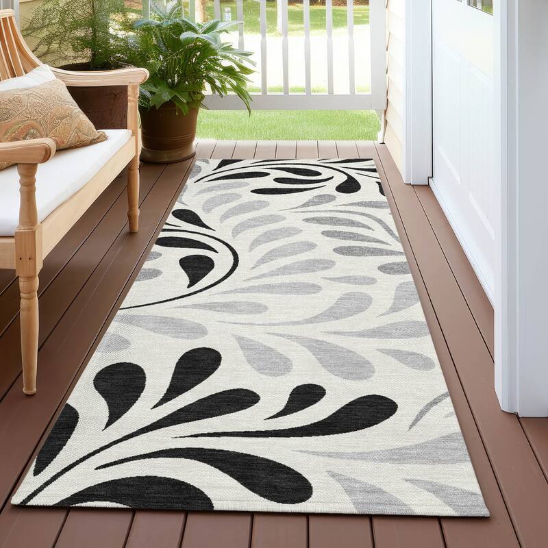 Machine Washable Indoor/ Outdoor Floral Arabesque Chantille Rug - Ivory - 2'3" x 7'6"