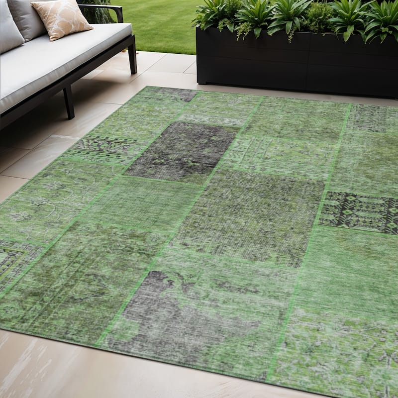 HomeRoots Patchwork Transitional Rectangle Outdoor Rug - 5' X 8'