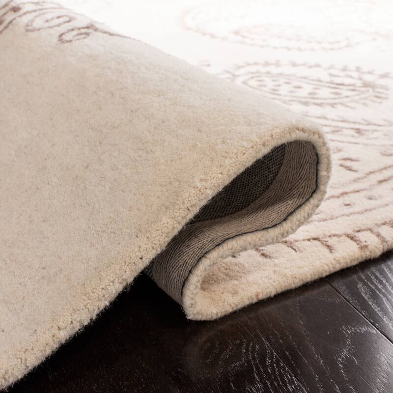 SAFAVIEH Handmade Bella Kristiana Paisley Modern Floral Wool Rug