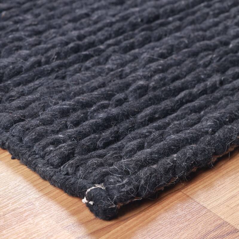 Handcrafted Traditional Rustic Handmade Braided Wool Indoor Area Rug by Superior