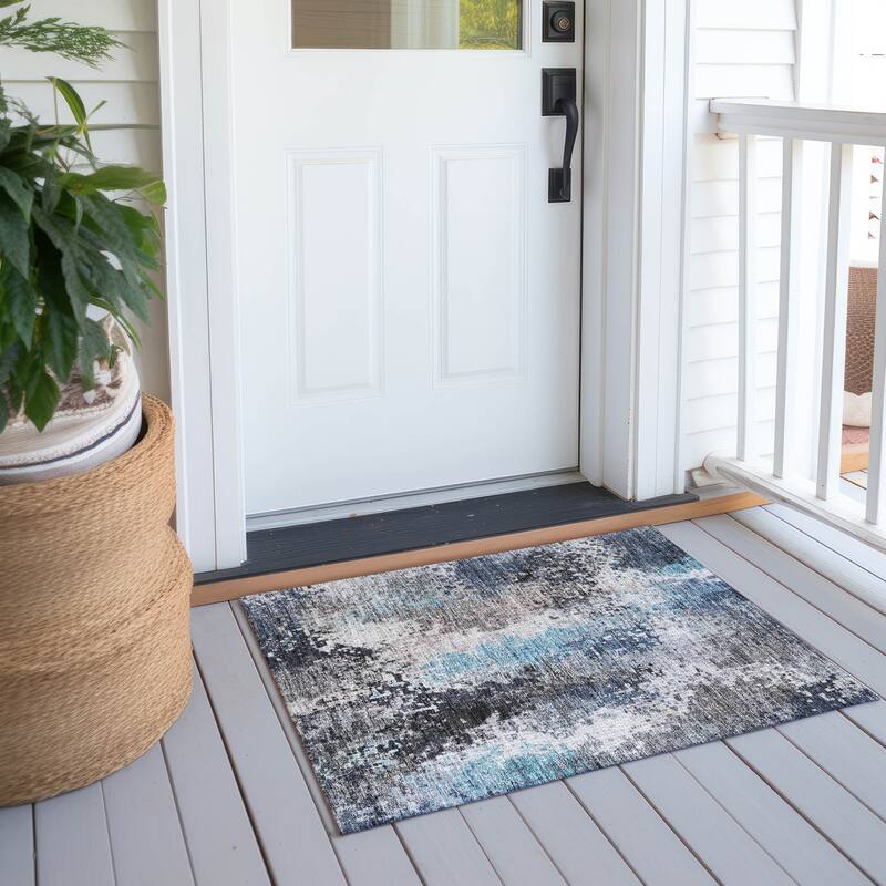Machine Washable Indoor/ Outdoor Contemporary Abstract Chantille Rug - Denim - 1'8" x 2'6"