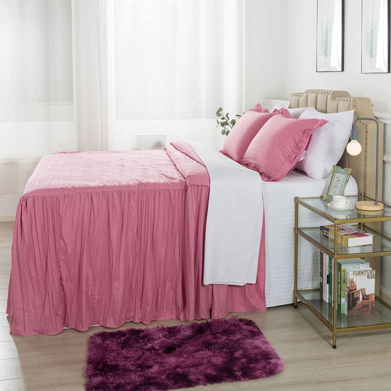 Pleated Ruffle Skirt Bedspread with a Rug