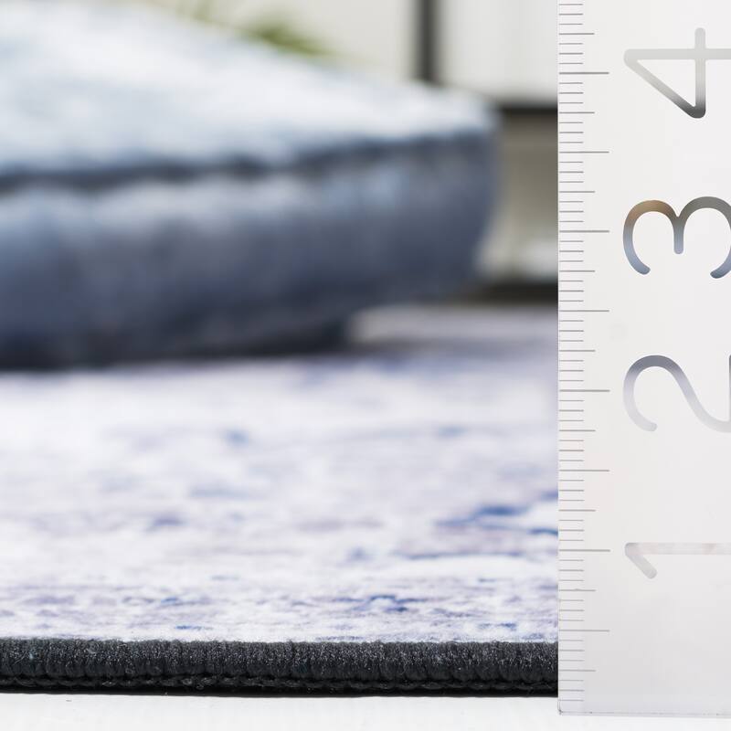 SAFAVIEH Tucson Machine Washable Slip Resistant Mallaury Distressed Rug