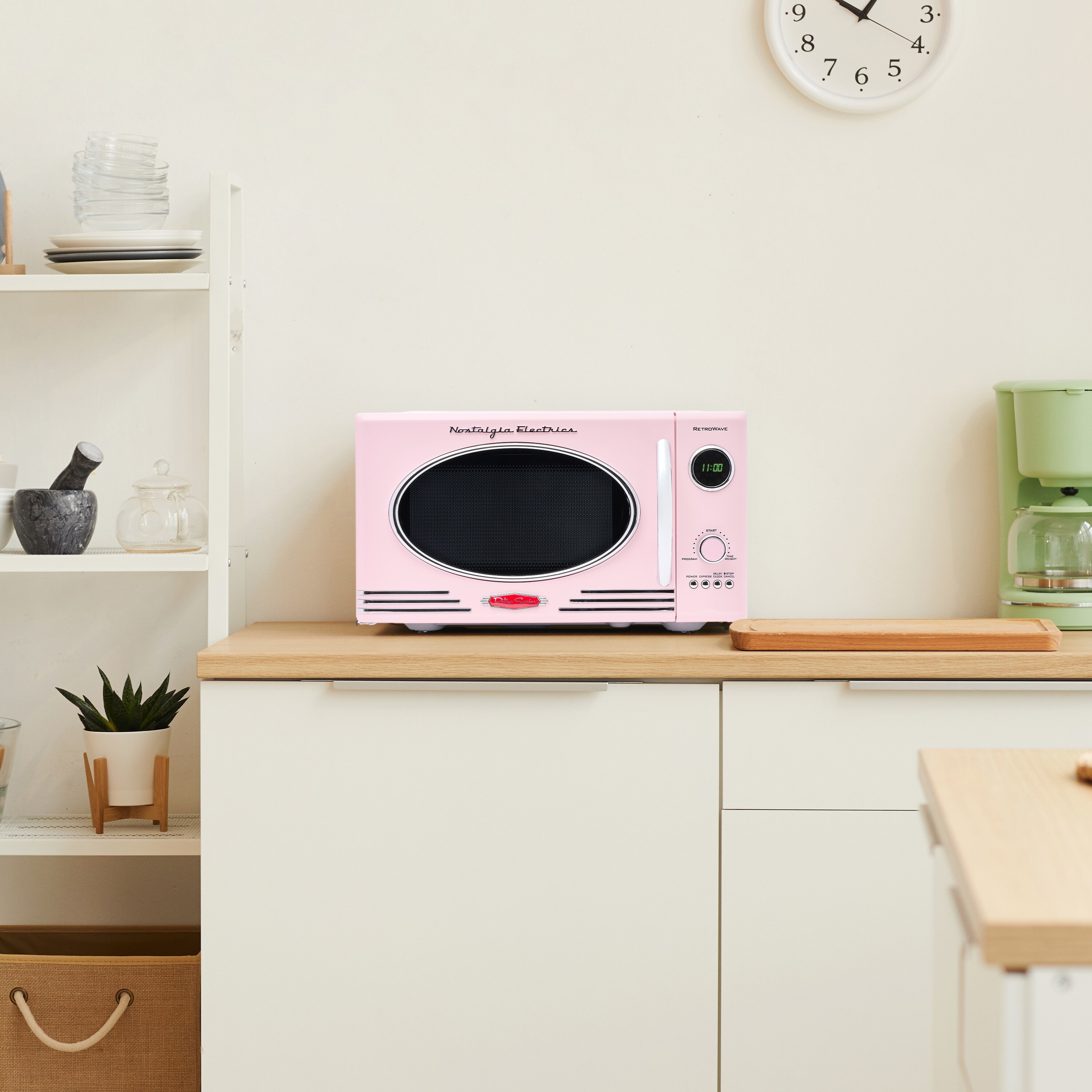 Retro pink microwave oven hotsell