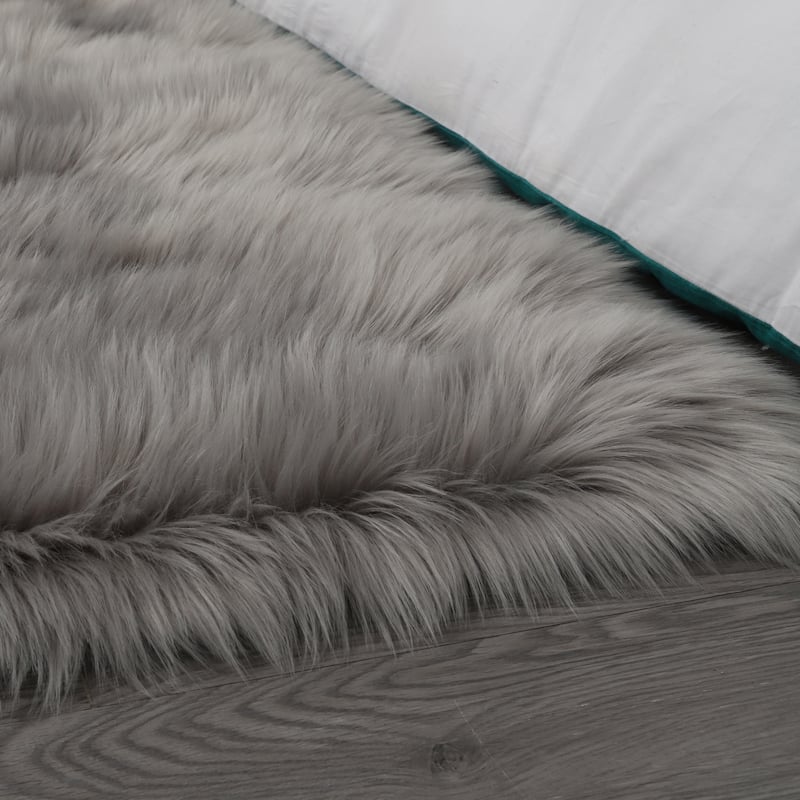 60 in L Ultra Soft Fluffy Faux Fur Sheepskin Area Rug - 3'6"