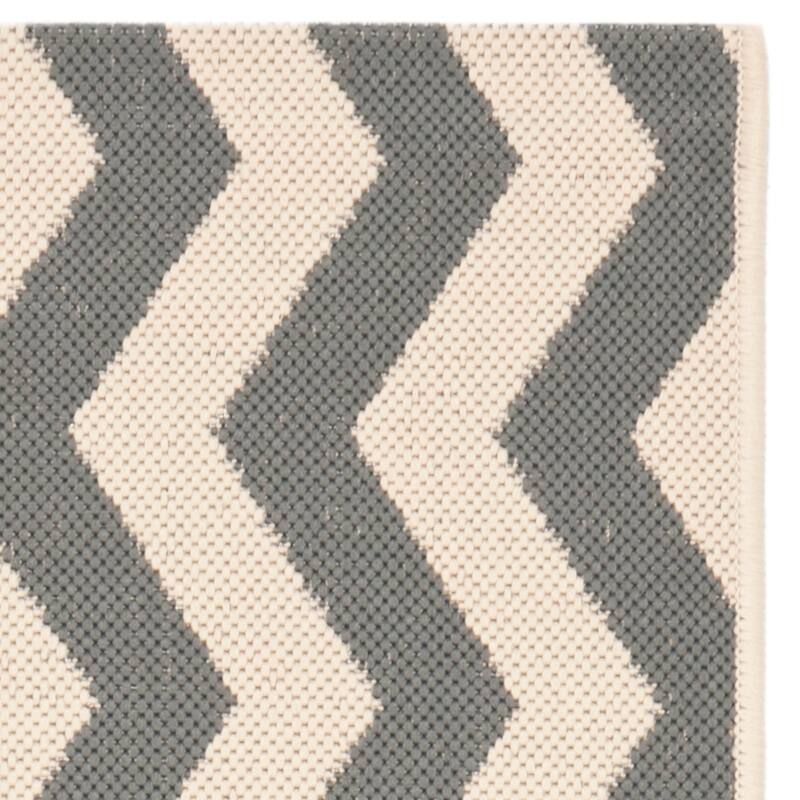 SAFAVIEH Courtyard Merlene Chevron Indoor/ Outdoor Waterproof Patio Backyard Rug