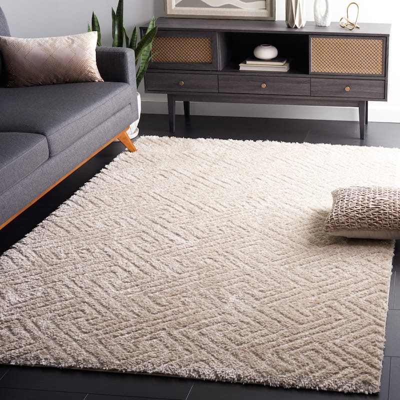 SAFAVIEH Tahoe Shag Nieki Geometric 1.2-inch Thick Rug - 5' x 7' - Beige - Rectangle