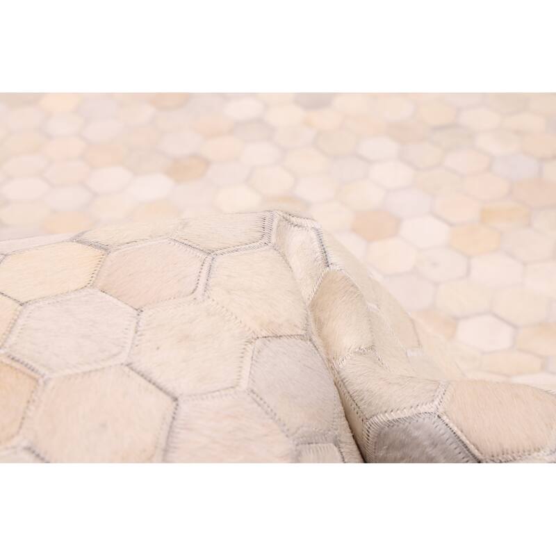 ECARPETGALLERY Handmade Cowhide Patchwork Ivory Leather Rug - 4'0 x 6'0