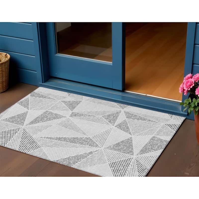 HomeRoots Geometric Transitional Rectangle Outdoor Rug - 3' x 5'