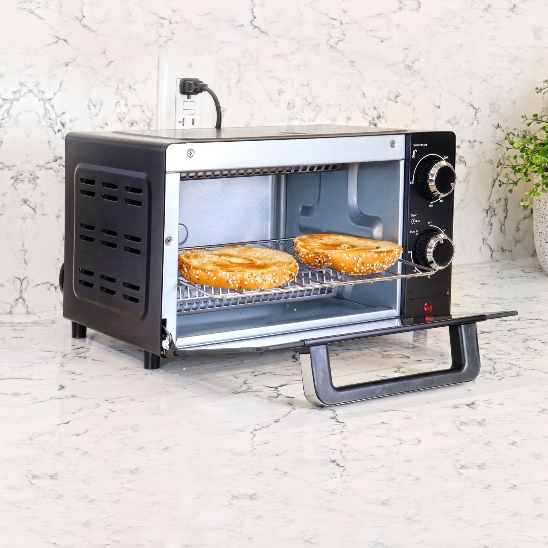 BLACK+DECKER 4-Slice Toaster Oven with Natural Convection