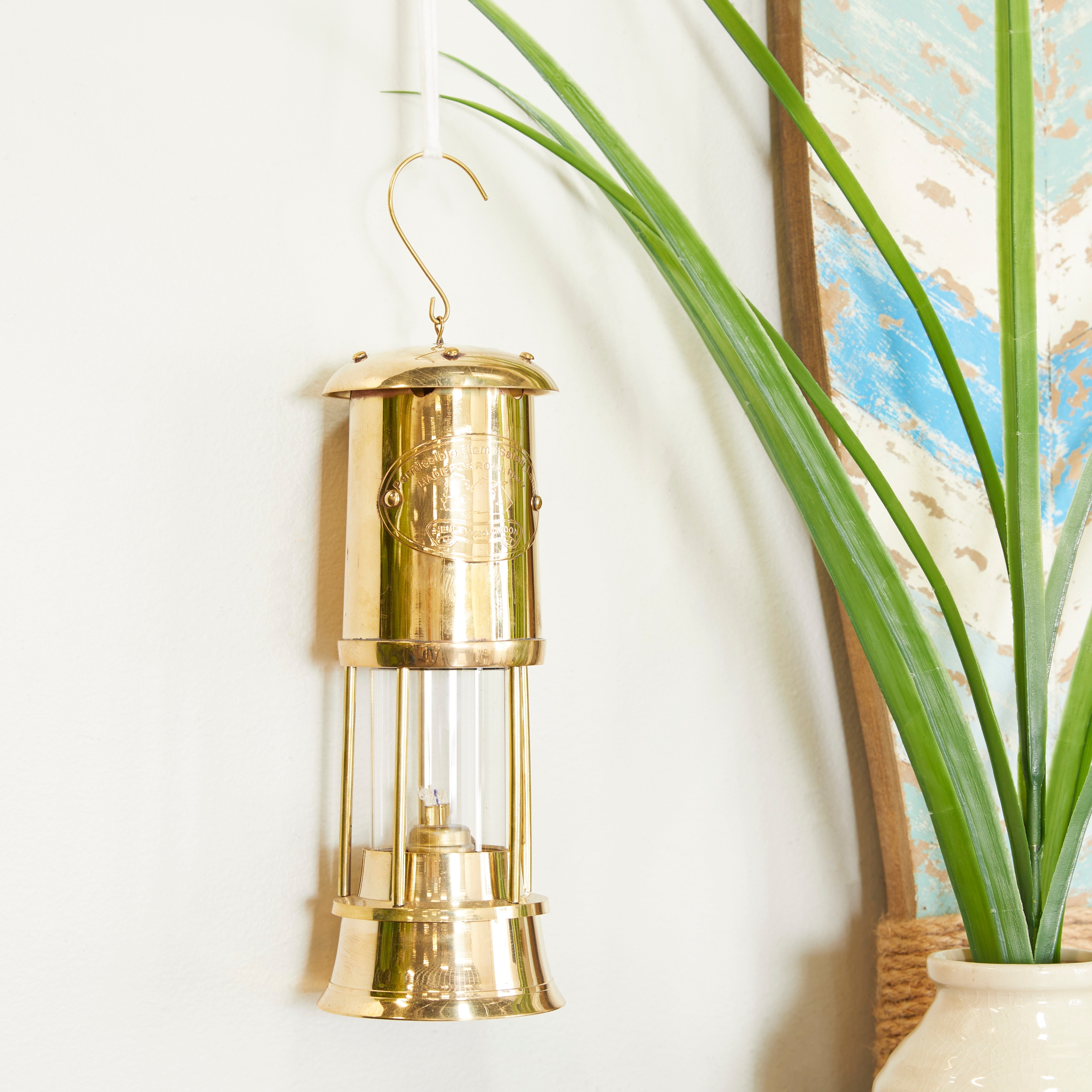 https://ak1.ostkcdn.com/images/products/is/images/direct/a93153d549eee7115e199500352d61c411477c78/Gold-Brass-Nautical-Lantern.jpg