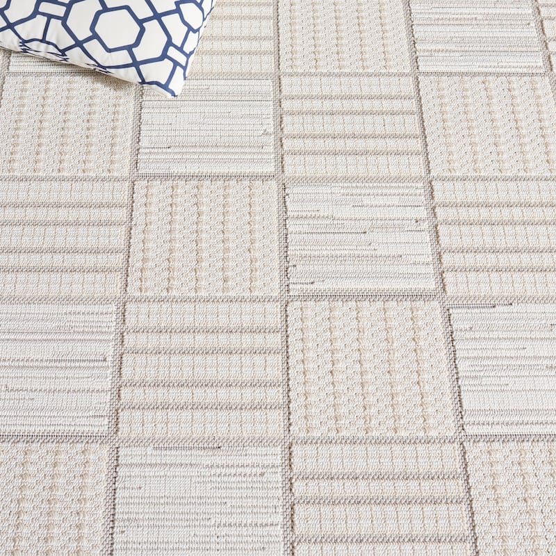 SAFAVIEH Veranda Bohdana Washable Indoor/Outdoor Rug - Weather Resistant & Easy Cleaning
