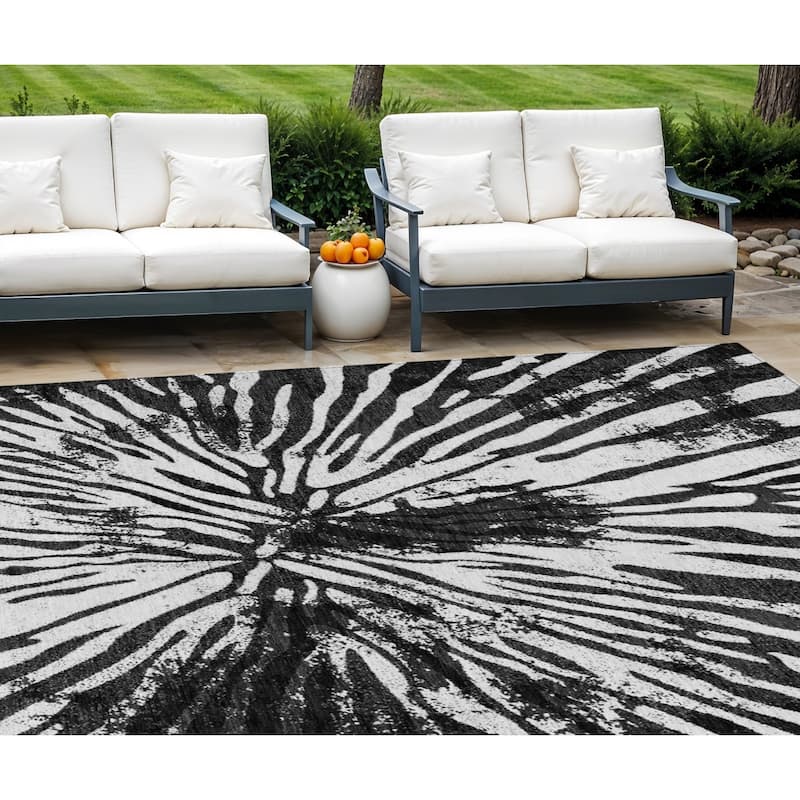 HomeRoots Abstract Transitional Rectangle Outdoor Rug - 9' X 12'