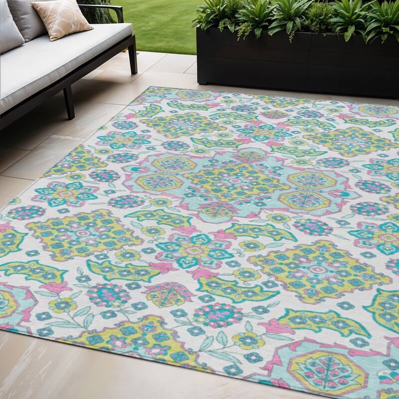 HomeRoots Medallion Traditional Rectangle Outdoor Rug - 5' X 8'