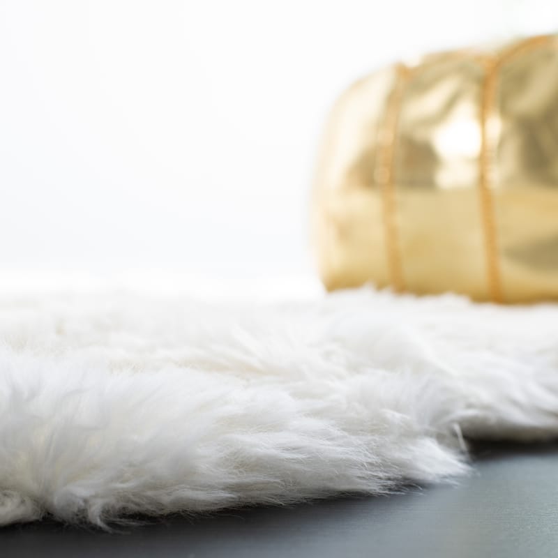 SAFAVIEH Handmade Sheepskin Aybek Genuine Pelt Rug