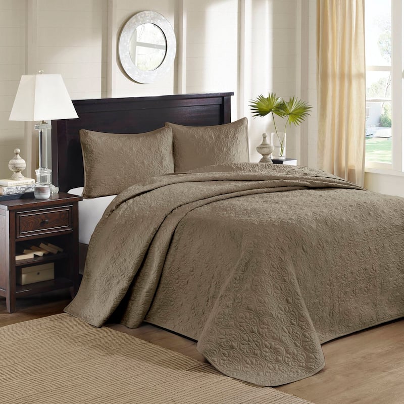 Madison Park Mansfield Reversible Oversized 3-piece Solid Texture Bedspread Quilt Set with Matching Shams