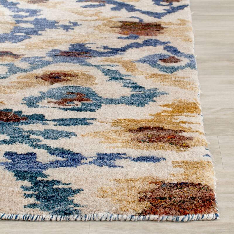 SAFAVIEH Couture Hand-Knotted Luxor Liselot Banana Silk Rug