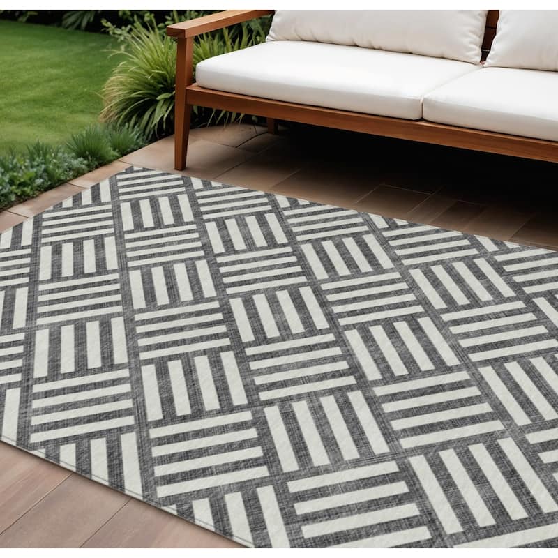 HomeRoots Geometric Transitional Rectangle Outdoor Rug - 3' x 5'
