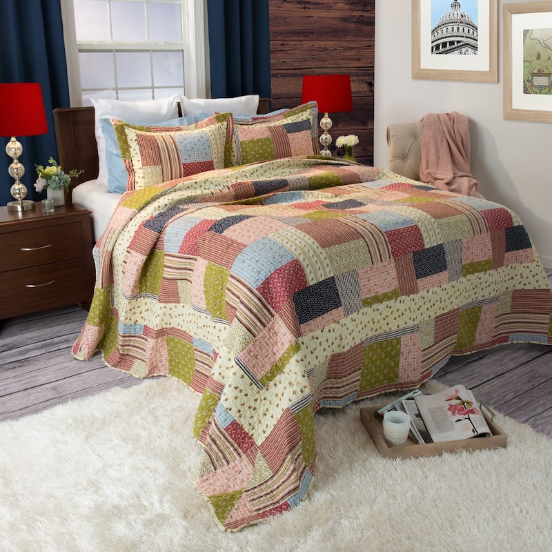 Savannah Classic Patchwork Quilt Set by Windsor Home