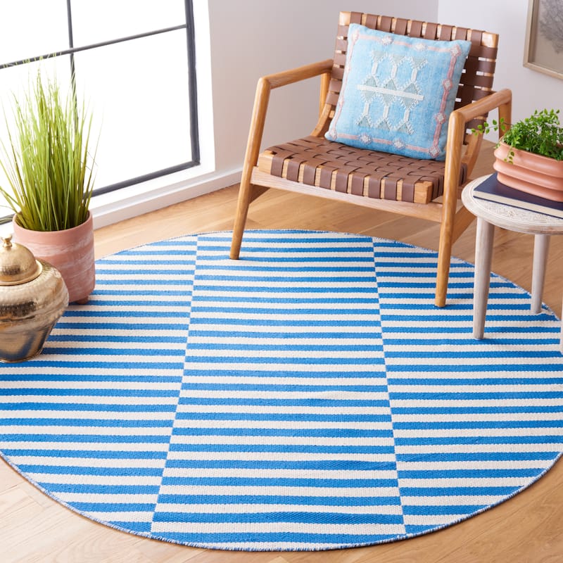 SAFAVIEH Handmade Flatweave Montauk Helena Casual Cotton Rug - 6' Round - Ivory/Blue