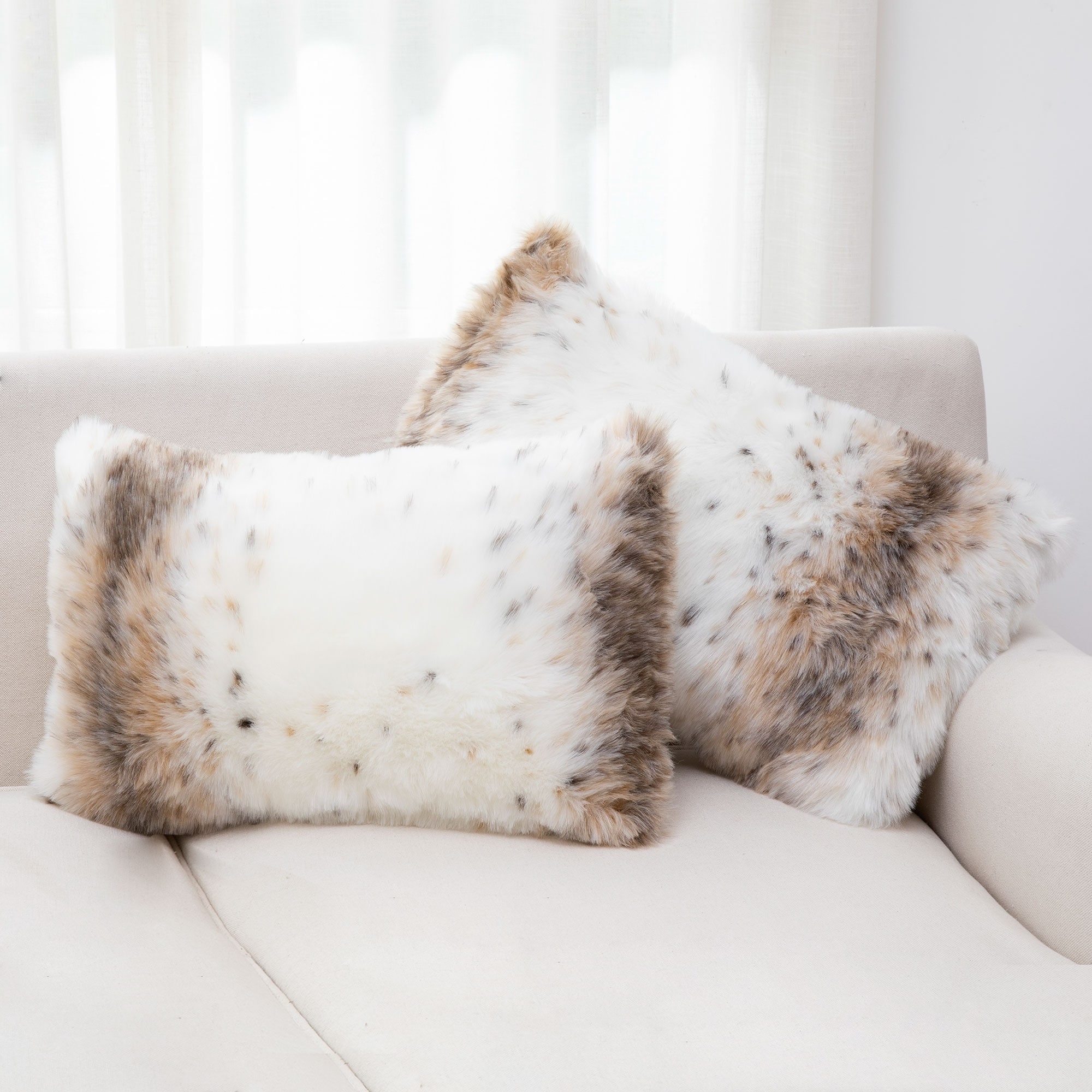Cheer Collection Faux Fur Pillows - Decorative Throw Pillows for Couch &  Bed - Machine Washable - 18 x 18 - White (Set of 2)