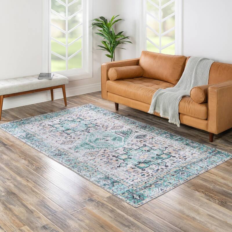 Traditional Tira Collection Area Rug