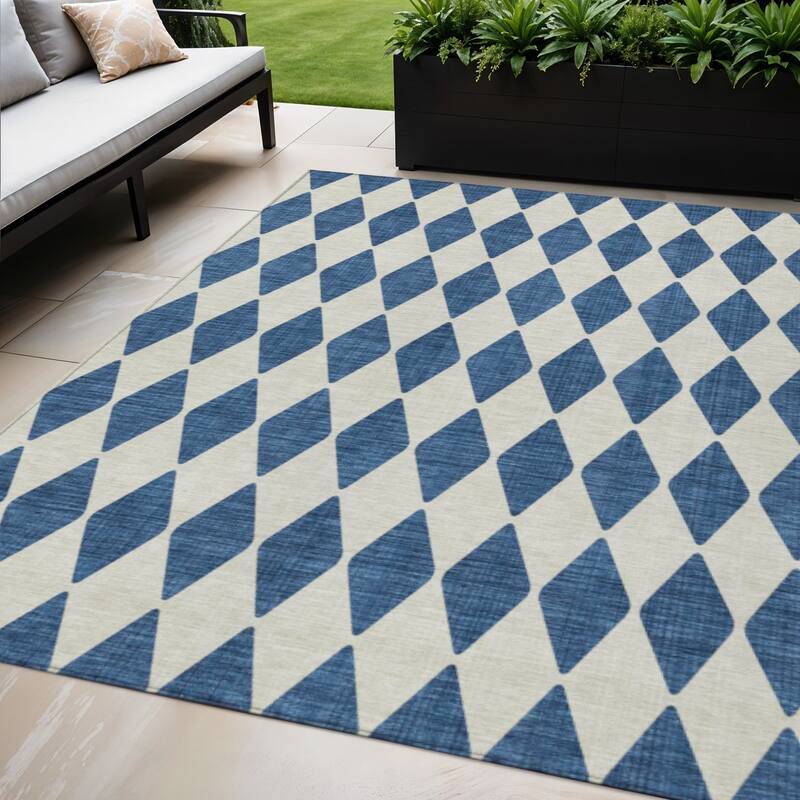 HomeRoots Geometric Transitional Rectangle Outdoor Rug - 5' X 8'